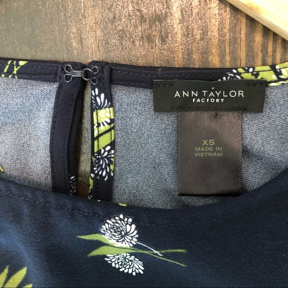 Ann Taylor Bell Sleeve Floral Boho Blouse Woman’s Oversized XS Navy Career Shirt - Picture 3 of 9